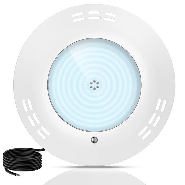 Lampe de piscine LED plate noyée de résine LyLmLe, posée sur la paroi d’un bassin sans niche