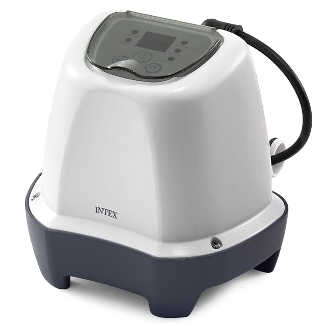 Générateur de chlore au sel Intex Krystal Clear blanc, à clavier et afficheur, raccordé sur la ligne de filtration d’un bassin
