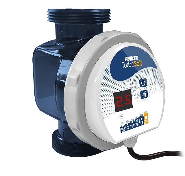 Appareil d’électrolyse compact POOLEX Turbo Salt, monté à côté d’une installation de filtration de bassin